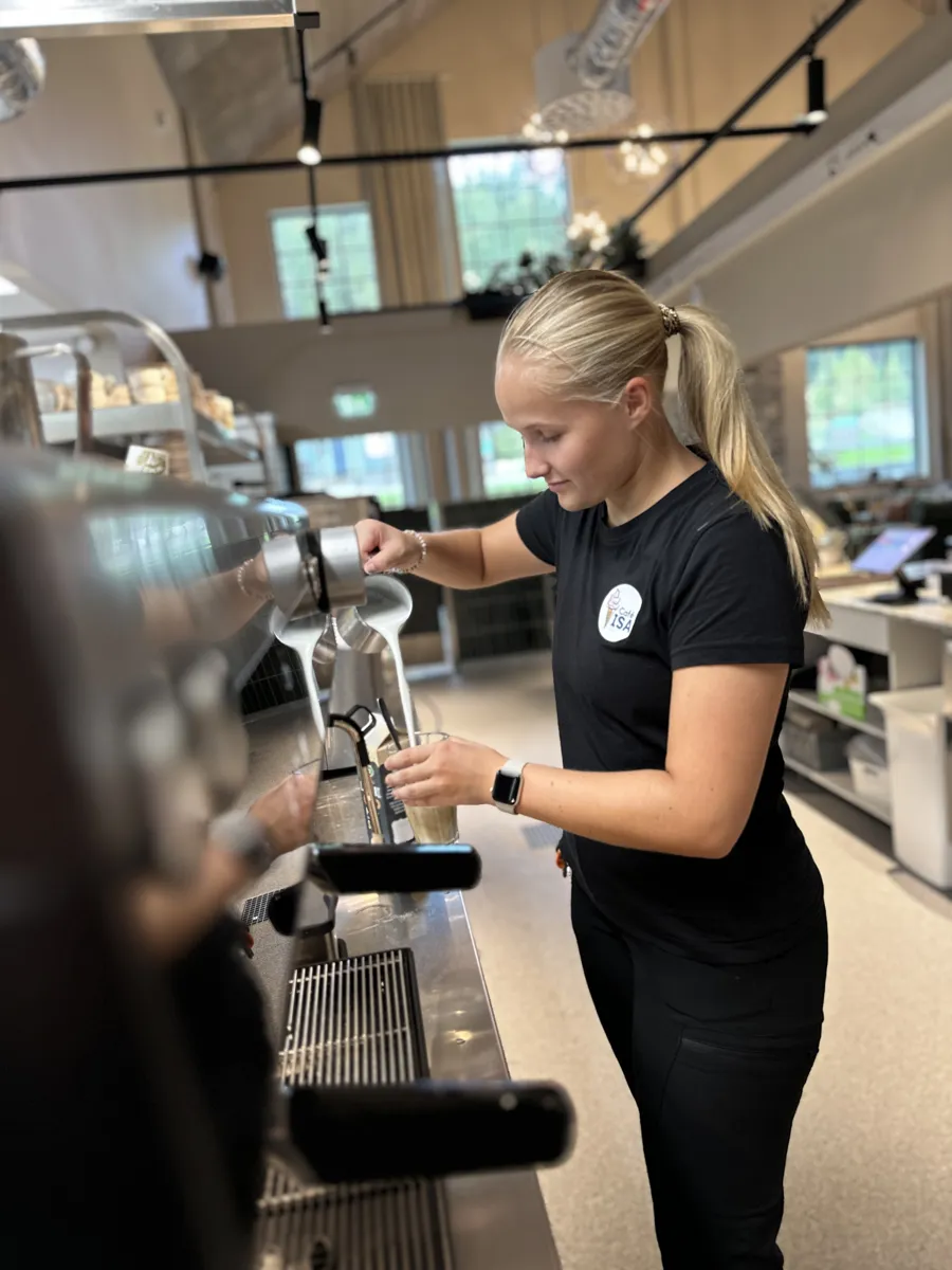 Anställd på Isaberg gör kaffe